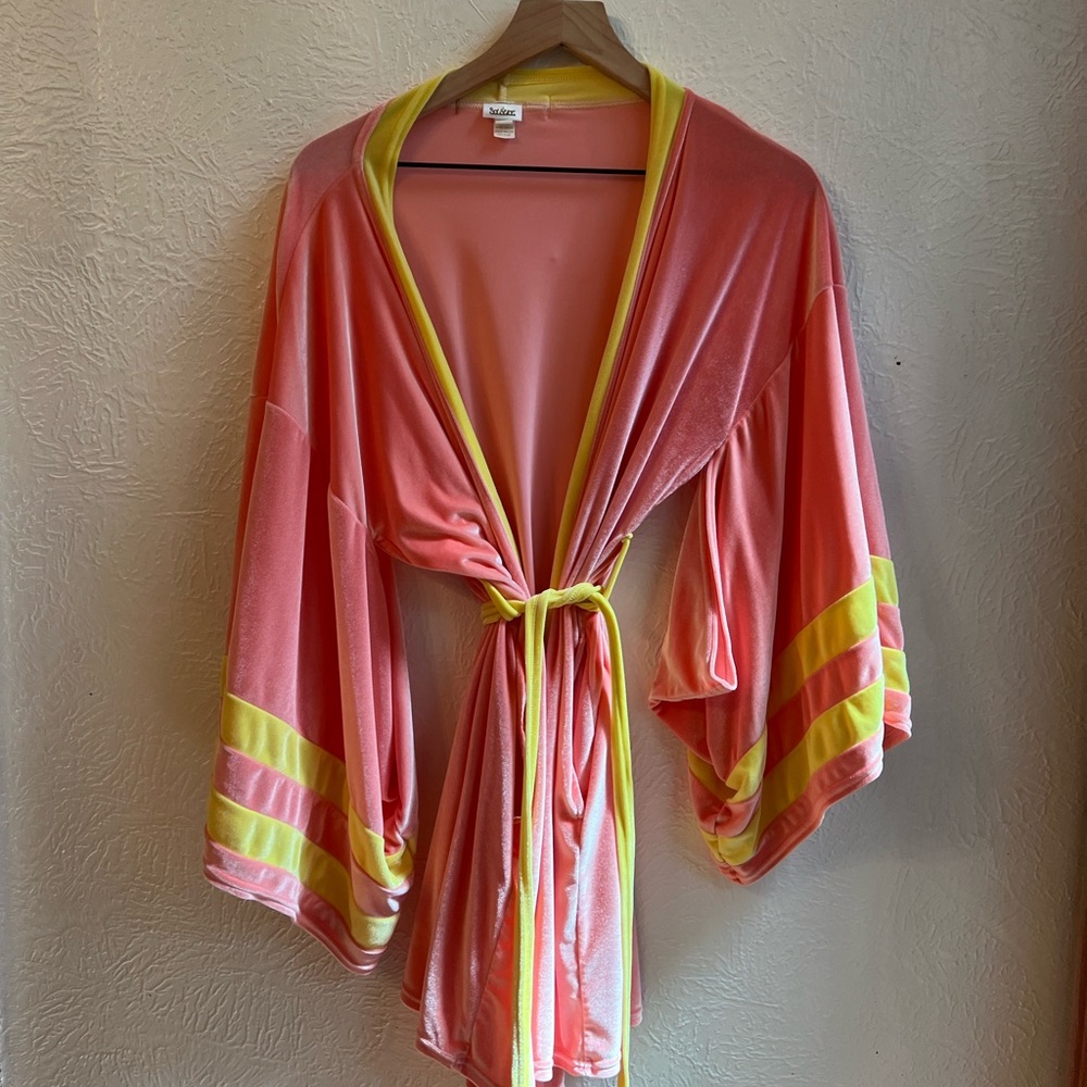 SOLSTICE INTIMATES velvet short robe!! pink n yellow!